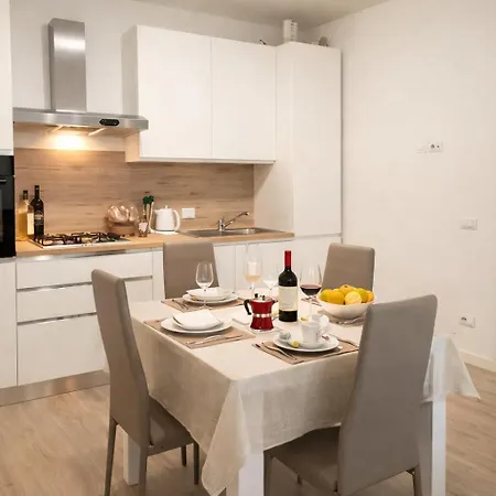 Steps From Santa Croce- Spacious With 2 Bathrooms *