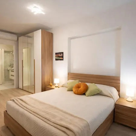 Steps From Santa Croce- Spacious With 2 Bathrooms Apartament Florencja