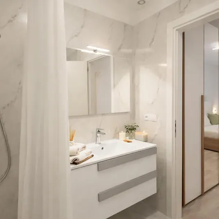 Steps From Santa Croce- Spacious With 2 Bathrooms *