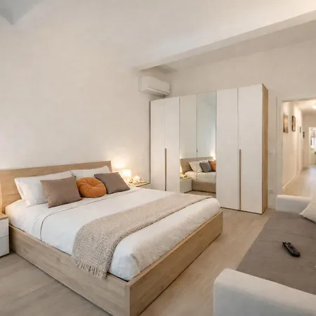 Steps From Santa Croce- Spacious With 2 Bathrooms Florencja