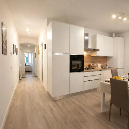 Steps From Santa Croce- Spacious With 2 Bathrooms *