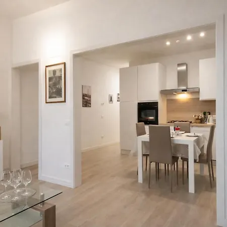 Steps From Santa Croce- Spacious With 2 Bathrooms *