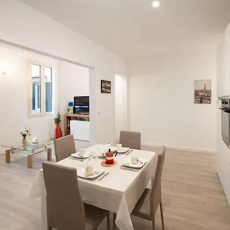 Steps From Santa Croce- Spacious With 2 Bathrooms * 佛罗伦萨