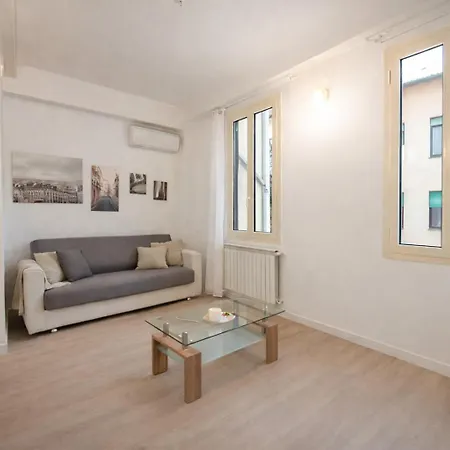 Steps From Santa Croce- Spacious With 2 Bathrooms Appartamento *