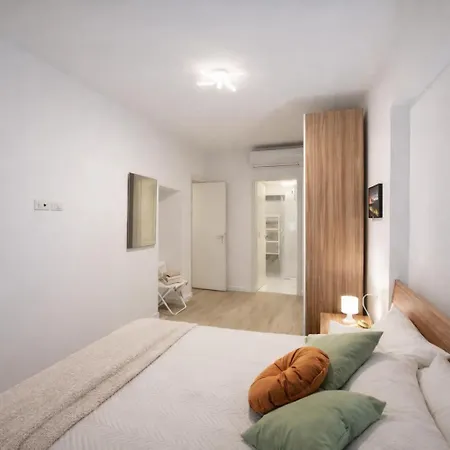Steps From Santa Croce- Spacious With 2 Bathrooms 公寓