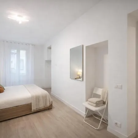 Steps From Santa Croce- Spacious With 2 Bathrooms * フィレンツェ