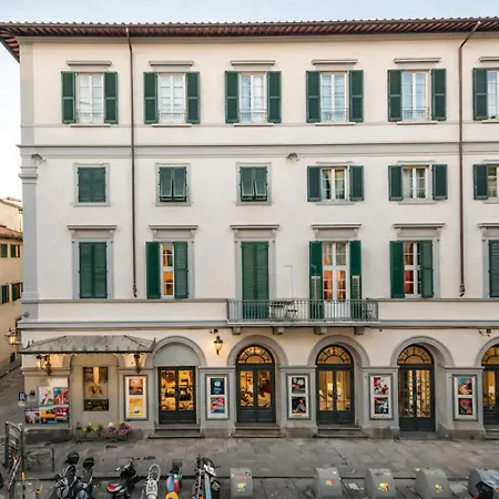 Steps From Santa Croce- Spacious With 2 Bathrooms * 佛罗伦萨
